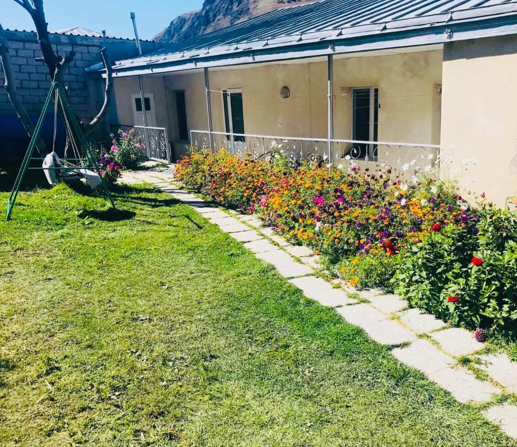 Mikheil Pitskhelauri Guest House Kazbegi Eksteriør bilde